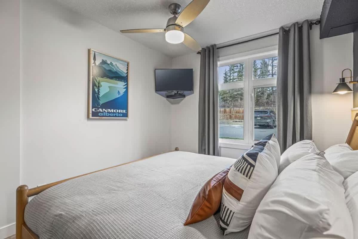 W118 New! Central Canmore- Light Industrial Hotel Room Dış mekan fotoğraf